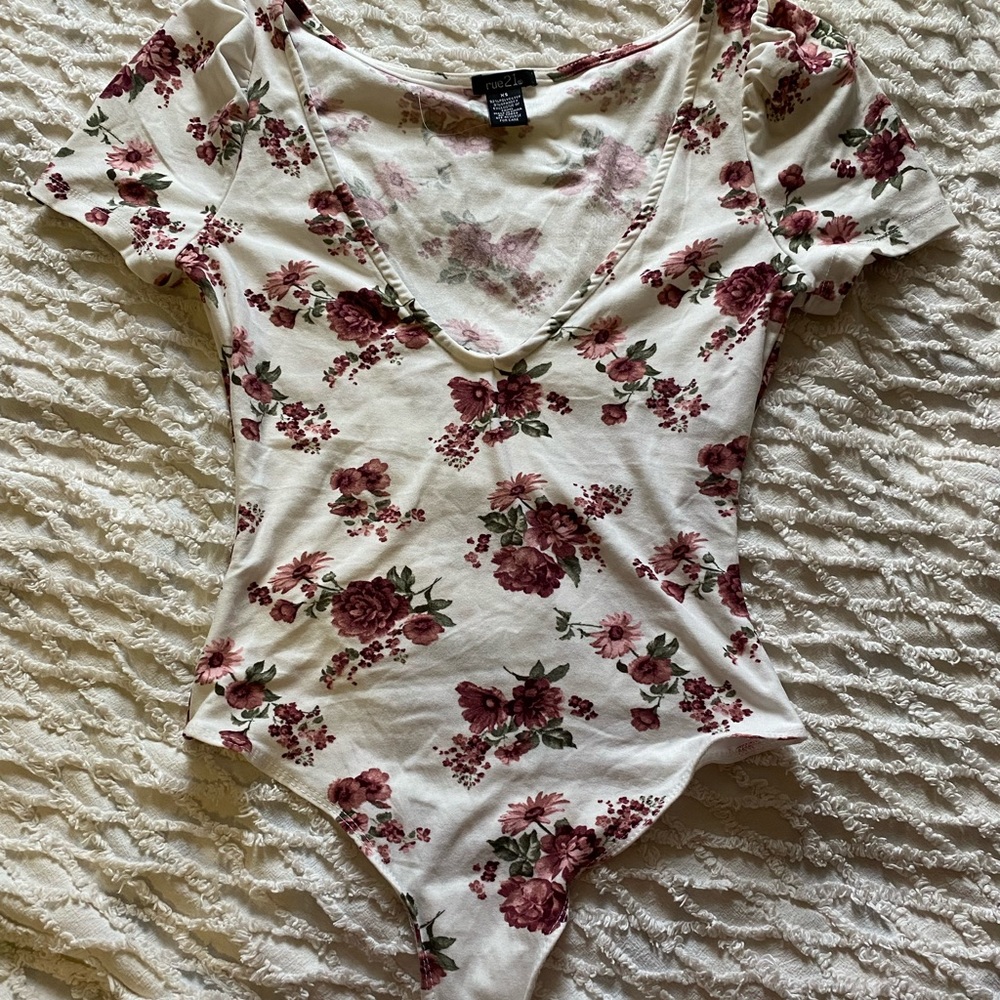 |Rue 21| White bodysuit with roses. Never worn. Great condition. V-Neck. XS.